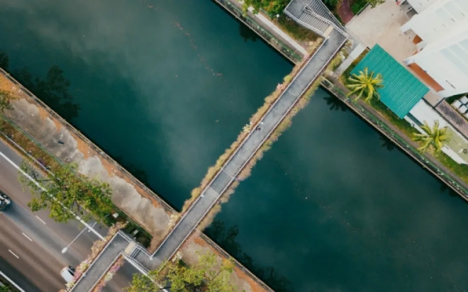 AI-based Automatic Contour-following of Roads and Canals