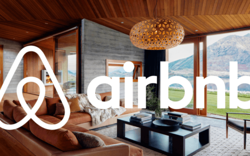 Airbnb Business Model: How Does Airbnb Make Money? 